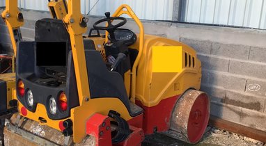 Rental roller compactor self-supported 2 tons