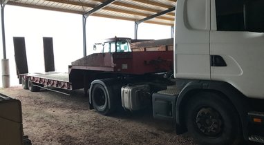 Semi-remorque porte-engins Scania à Sourdeval