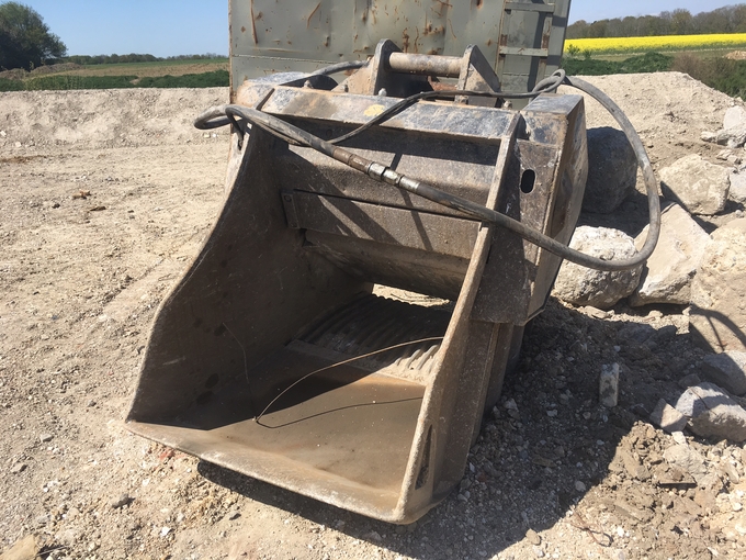 Rental bucket Crusher Moreuil €350